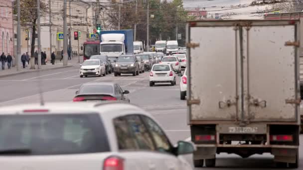 Trânsito de automóveis na rua central de Tula, Rússia - 23 de setembro de 2021 — Vídeo de Stock