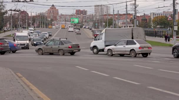 러시아 툴라의 중앙 거리에 있는 차량 행렬 - 2021 년 9 월 23 일 — 비디오