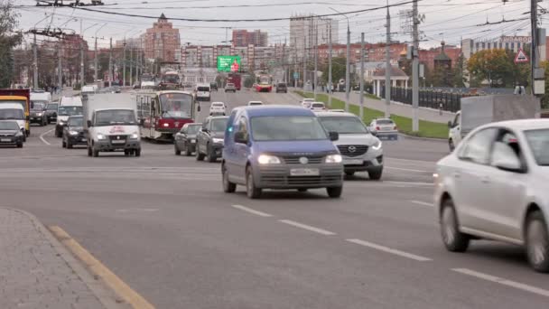 Circulation automobile dans la rue centrale de Tula, Russie - septembre 23, 2021 — Video