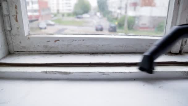Процес старого брудного очищення вікон — стокове відео