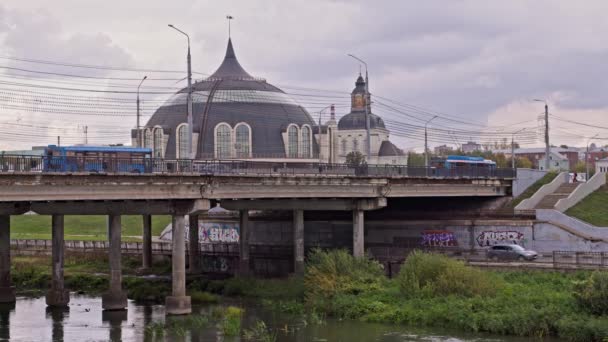 2021年9月23日ロシア・トゥーラ州のウパ川に架かる古い橋を通過する自動車と市民 — ストック動画
