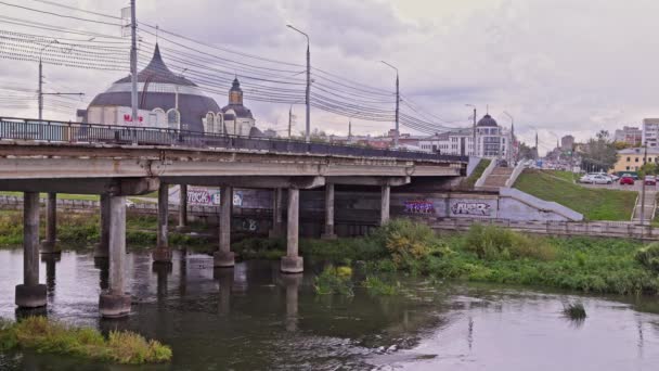 2021年9月23日ロシア・トゥーラ州のウパ川に架かる古い橋を通過する自動車と市民 — ストック動画