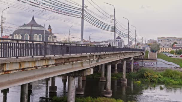 Auto e cittadini che attraversano un vecchio ponte sul fiume Upa a Tula, Russia 23 settembre 2021 — Video Stock