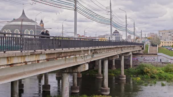 Auto e cittadini che attraversano un vecchio ponte sul fiume Upa a Tula, Russia 23 settembre 2021 — Video Stock