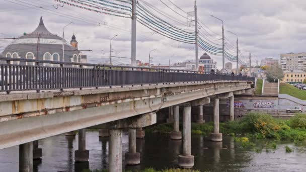 Autos und Bürger überqueren eine alte Brücke über den Fluss Upa in Tula, Russland - 23. September 2021 — Stockvideo