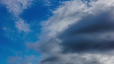 Sonbahar gün ışığında mavi gökyüzünde uçan karışık bulutlar - telefoto zamanaşımı