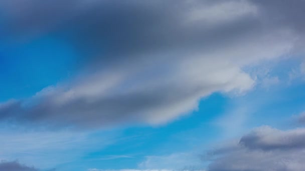 秋の日の光で青い空を飛ぶ混合雲-テレフォトタイムラプス — ストック動画