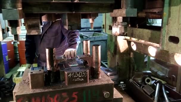 Process oldschool industial sheet steel stamping with manual placing and removing workpiece — Stock Video