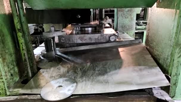 Processo vecchia scuola industria lamiera di acciaio planchet operazione di lamiera di acciaio striscia — Video Stock