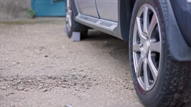 Muž zvedání stříbrné auto s modrým hudraulic podlaha auto jack — Stock video