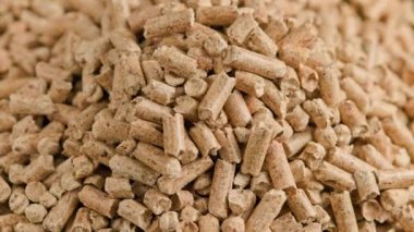 Sıkıştırılmış ahşap talaş topaklarının yakın çekim döngüsü