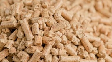 Sıkıştırılmış ahşap talaş topaklarının yakın çekim döngüsü