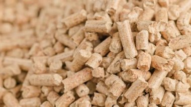 Sıkıştırılmış ahşap talaş topaklarının yakın çekim döngüsü