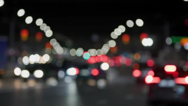 Rozproszone tło ogólnego nocnego ruchu samochodowego na ulicach miasta — Wideo stockowe