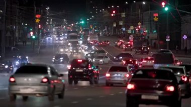 Tula, Rusya 'da merkez caddelerde gece araba trafiği - 18 Ekim 2021