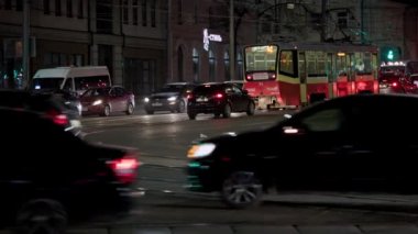 Tula, Rusya 'da merkez caddelerde gece araba trafiği - 18 Ekim 2021