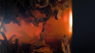 Fransız baskılı cam sütununda demlenmiş siyah uzun vadeli çay. Yakın plan.