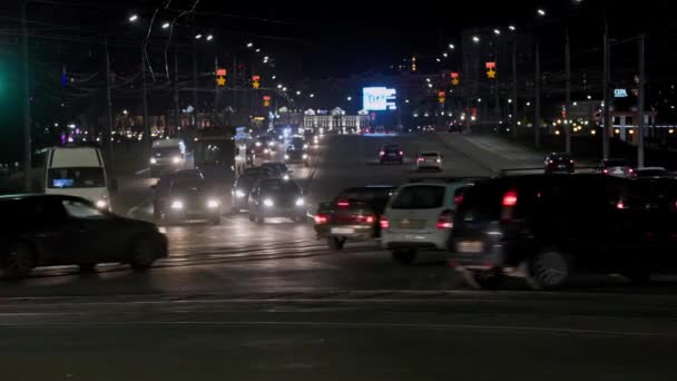 Traffico automobilistico notturno nelle strade centrali di Tula, Russia - 18 ottobre 2021 — Video Stock