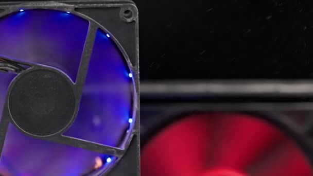 Ronddraaiende en schuddende stoffige 90 mm pc ventilator close-up met vliegende stofdeeltjes — Stockvideo