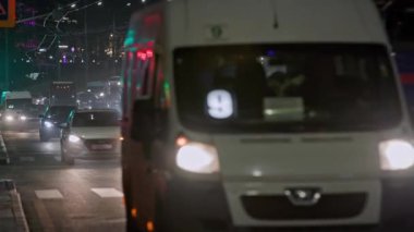 Tula, Rusya 'da merkez caddelerde gece araba trafiği - 18 Ekim 2021