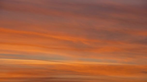 Помаранчеві пір'яні хмари на сході сонця - часовий пояс — стокове відео