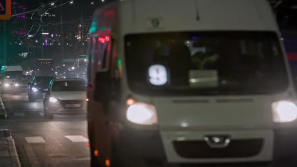 Night car traffic in central streets in Tula, Russia - October 18, 2021 — Stock Video