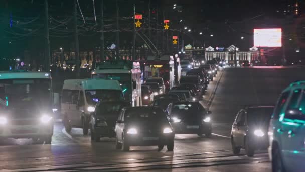 2021年10月18日，俄罗斯图拉中央街道的夜车交通 — 图库视频影像
