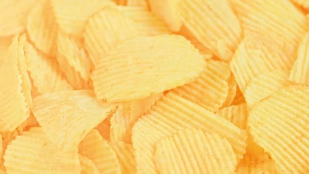 Schleife Spinnen gelben welligen Kartoffelchips Vollformat Nahaufnahme Hintergrund — Stockvideo