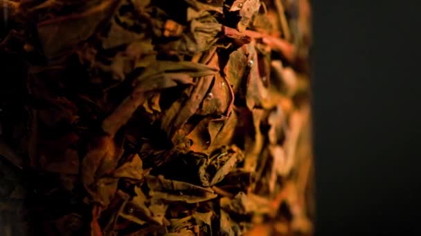 Zwarte thee op lange termijn gebrouwen in franse glazen kolom - close-up — Stockvideo