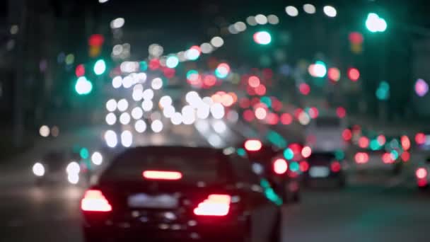 Defocused bakgrund av generisk nattbil trafik på stadens gator — Stockvideo