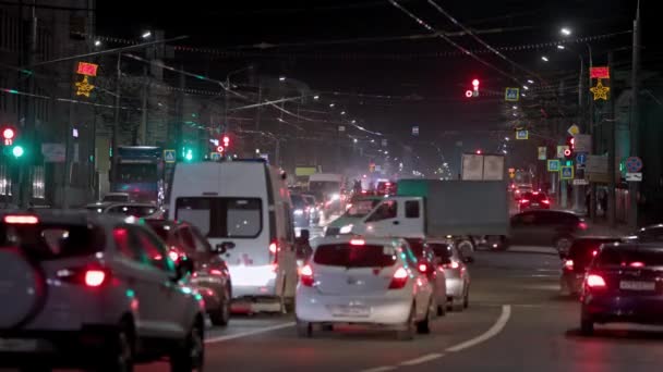 ロシアのトゥーラの中心街での夜の車の交通- 2021年10月18日 — ストック動画