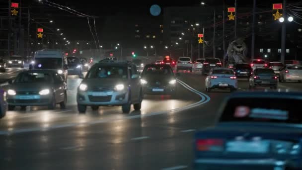 Nocny ruch samochodowy na głównych ulicach Tuli, Rosja - 18 października 2021 — Wideo stockowe