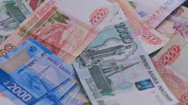 Rus rublelerinin döngü halinde, farklı saygınlığa sahip kağıt banknotlar..