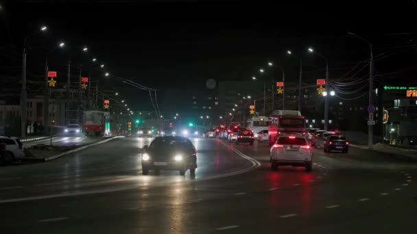 Lalu lintas mobil malam di jalan-jalan pusat di Tula, Rusia - 18 Oktober 2021 — Stok Video