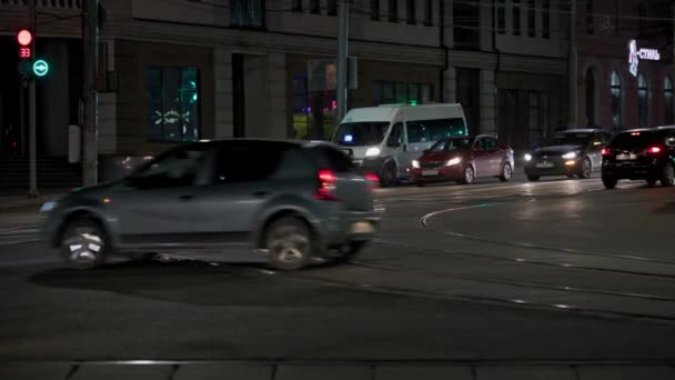 러시아 툴라의 중앙 도로에서 밤에 차를 타고 이동하는 모습, 2021 년 10 월 18 일 — 비디오