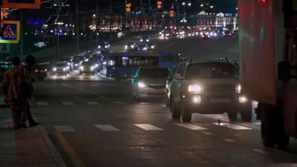 Circulation de voitures de nuit dans les rues centrales de Tula, Russie - octobre 18, 2021 — Video