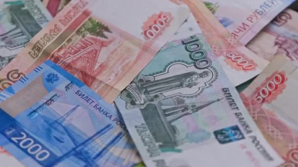 Rus rublelerinin döngü halinde, farklı saygınlığa sahip kağıt banknotlar.. — Stok video