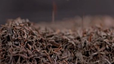 dönen ve düşen siyah çay yakın plan