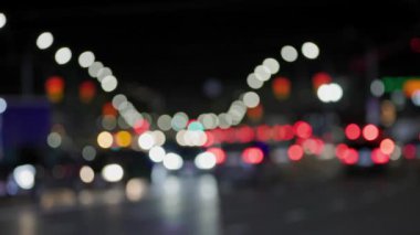 Şehir sokaklarındaki genel gece araba trafiğinin odaklanmış arka planı