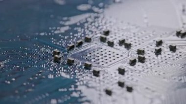 Radyasyon iletken izleri ve dönen SMD kondansatörleri olan bilgisayar elektronik devre kartı