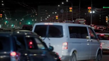 Tula, Rusya 'da merkez caddelerde gece araba trafiği - 18 Ekim 2021