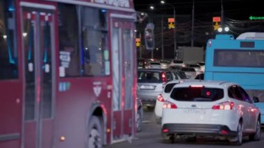 Tula, Rusya 'da merkez caddelerde gece araba trafiği - 18 Ekim 2021