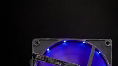 dönen ve tozlu 90 mm pc pervane yakın çekim uçan toz parçacıkları