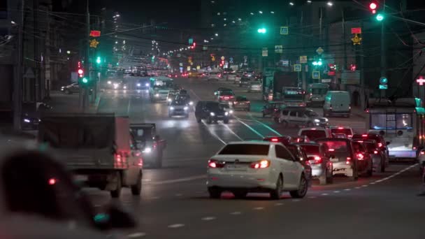 Nattbilstrafik på centrala gator i Tula, Ryssland - 18 oktober 2021 — Stockvideo
