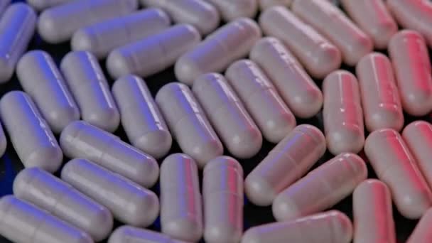 Looped spinnen volledige frame macro medische achtergrond van witte drug pil capsules — Stockvideo