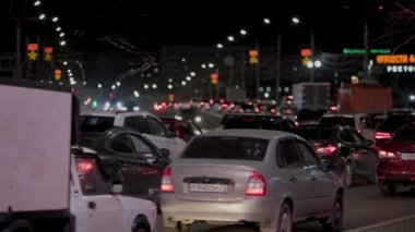 Tula, Rusya 'da merkez caddelerde gece araba trafiği - 18 Ekim 2021