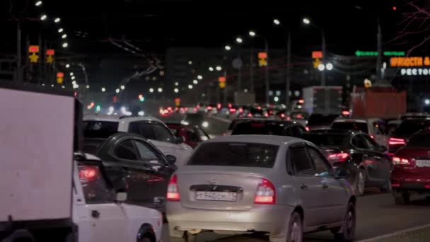 Nattbilstrafik på centrala gator i Tula, Ryssland - 18 oktober 2021 — Stockvideo