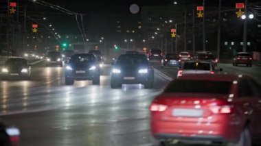 Tula, Rusya 'da merkez caddelerde gece araba trafiği - 18 Ekim 2021