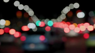 Şehir sokaklarındaki genel gece araba trafiğinin odaklanmış arka planı