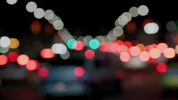 Gedeconcentreerde achtergrond van generiek nachtelijk autoverkeer in de straten van de stad — Stockvideo